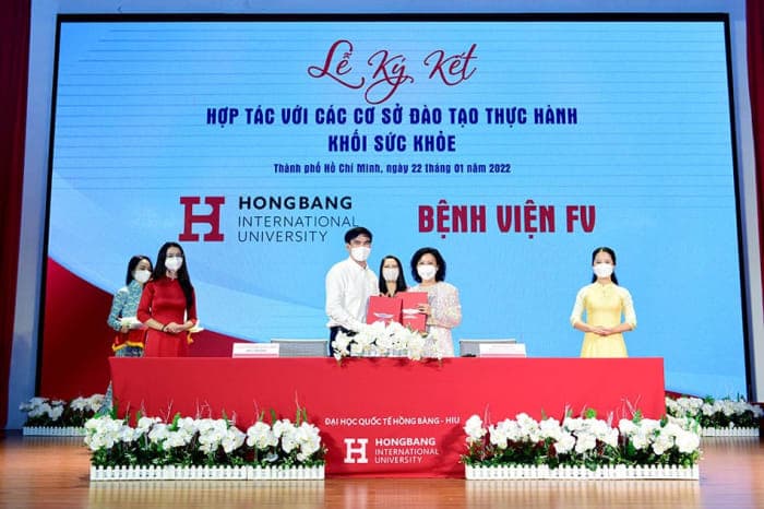 Hong Bang International University and FV Hospital signing their clinical training agreement in Ho Chi Minh City