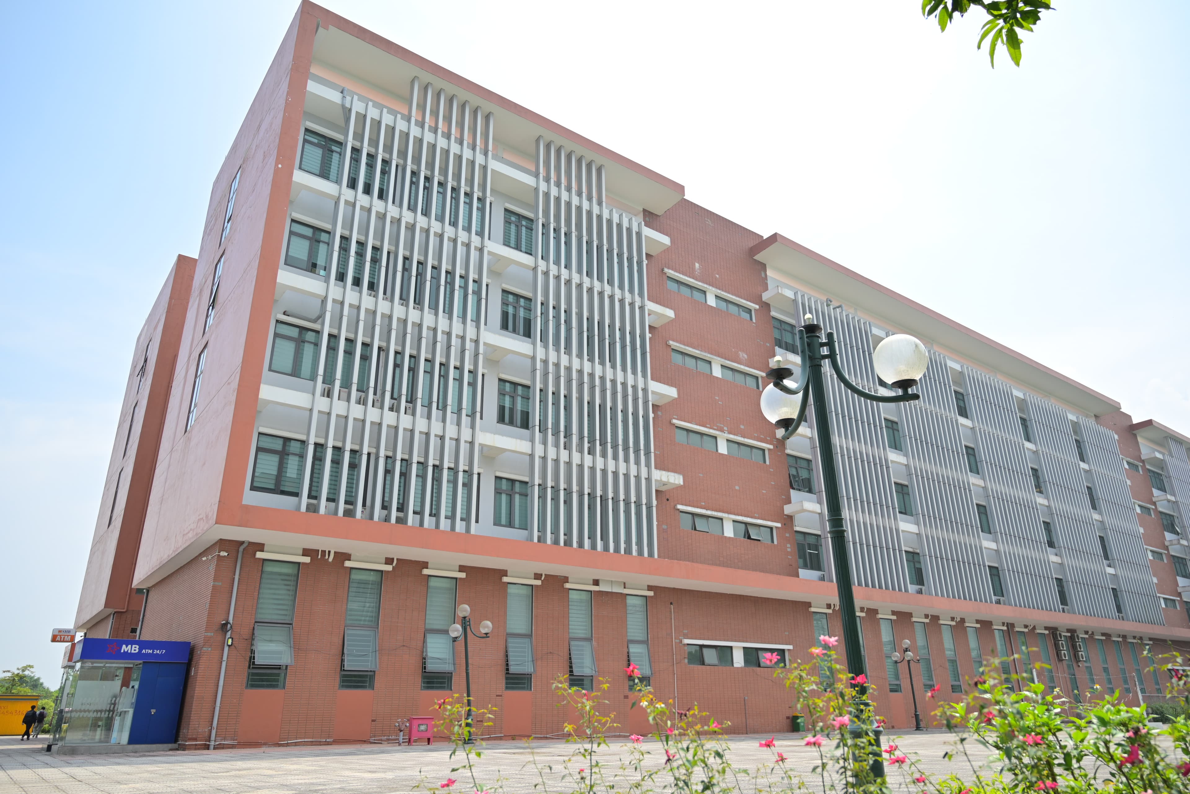 Aieraa founders at VNU Hanoi campus